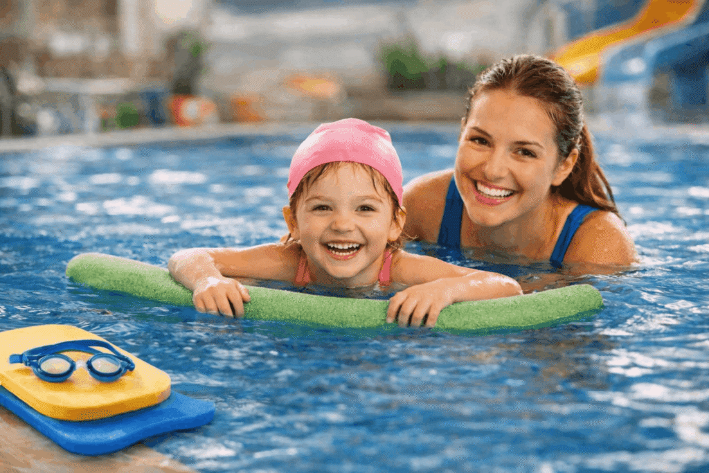 Mutter und Kind mit üben Schwimmen