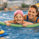 Mutter und Kind mit üben Schwimmen