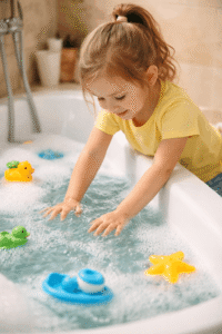 Wassergewöhnung in der Badewanne