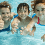 Kinder tauchen im Pool